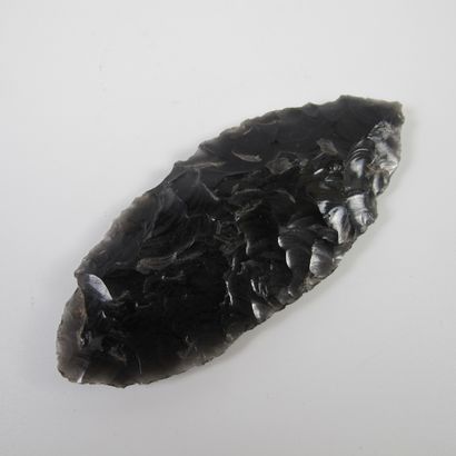 null Feuille de laurier en obsidienne. L 9.5cm. Mésoamérique précolombienne.
