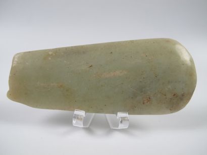 null Fine votive polished axe in jade. Translucent beige nephrite. L approx. 11 cm....