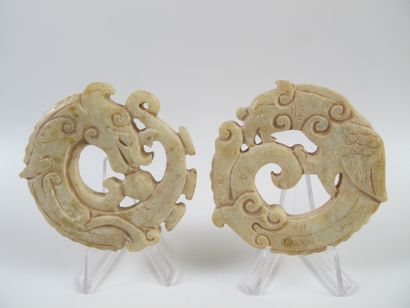 null Deux amulettes aux phénix et dragon lovés. Serpentine. D 7cm. Chine.