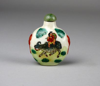 null Snuffbox decorated with a child on a buffalo.

Polychrome porcelain.

Stopper...