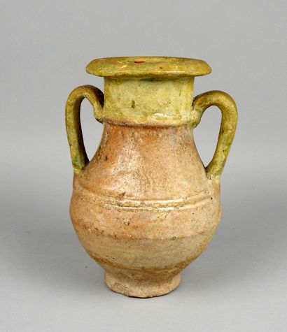 null Large two-handled vase with green glazed highlights

Terracotta 21 cm

Late...