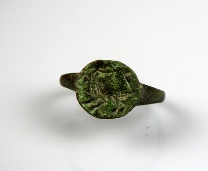 null Seal ring with lion, the head turned upside down

Bronze Finger size 55

Roman...