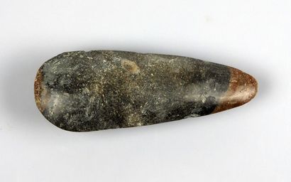null Polished axe of interesting shape bicolor

Black and brown stone 12.5 cm

Probably...