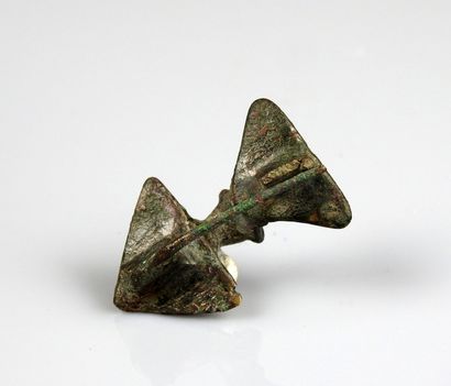 null Anthropomorphic geometric fibula with a man's face

Bronze 4 cm

Roman period,...