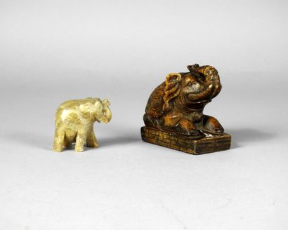 null Two elephants in steatite.China and India.in the state.L :4 to 7cm.