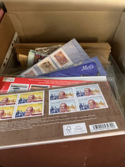 null 2 Cartons + 1 boite + 1 chemiseVrac de timbres de France SM (quelques neufs)...