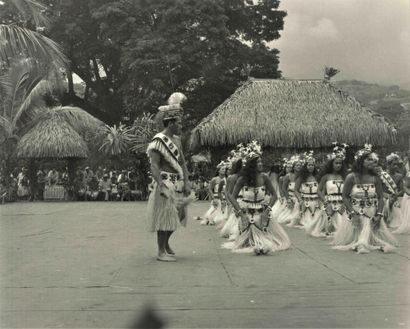 TAHITI - Dances : Set of 5 Black & White photographs (each 20 x 25 cm overall),...
