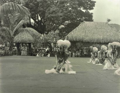  TAHITI - Dances : Set of 5 Black & White photographs (each 20 x 25 cm overall),...