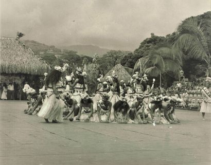 null TAHITI - Dances : Set of 5 Black & White photographs (each 20 x 25 cm overall),...