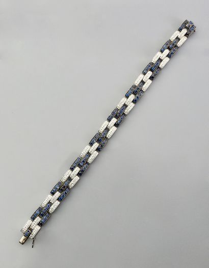 null Bracelet formé d'une suite de motifs géométriques en or gris et or noir , 750...