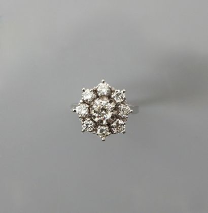 null Bague Marguerite en or gris 750MM et, platine 900 MM, recouverte de diamants...