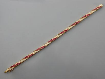 null Bracelet en or jaune, 750 MM, formé de sections recouvertes de rubis taillés,...
