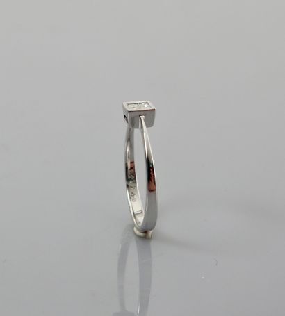 null Ring in white gold, 750 MM, set with four princess-cut diamonds, size: 53, weight:...