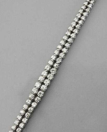 null Bracelet formé de deux lignes d'or gris, 750 MM, soulignées de diamants en légère...