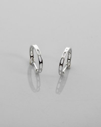 null White gold hoop earrings, 750 MM, highlighted with baguette-cut diamonds, weight:...