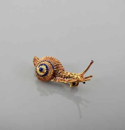 null Broche figurant un escargot en or jaune, 585 MM, ponctué de tâches d'émail bleu,...