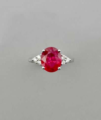 null White gold ring, 750 MM, set with a treated oval ruby weighing 4 carats and...