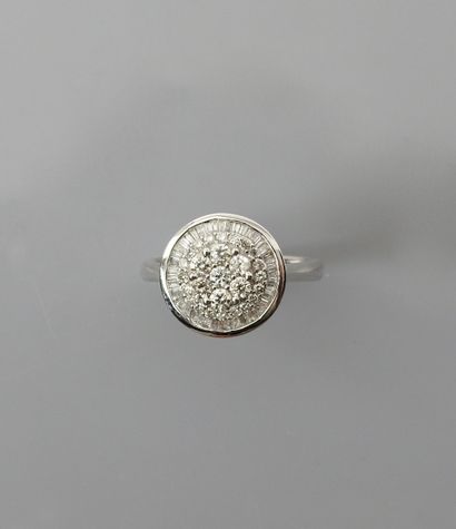 null Bague ronde en or gris, 750 MM, recouverte de diamants taille brillant et taille...