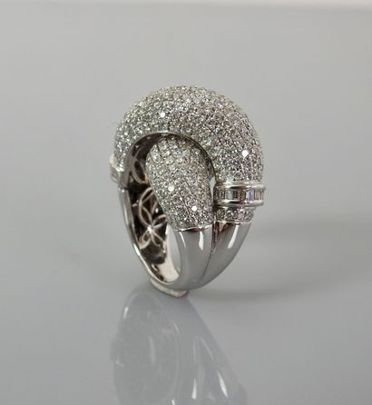 null Bague croisée en or gris, 750 MM, finement recouverte de diamants ronds portés...