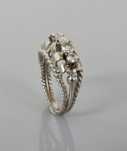 null Bague anneau en or gris, 750 MM, ajouré, centrée de cinq diamants, vers 1960,...