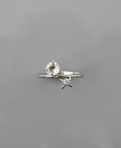 null Bague en or gris, 750 MM, ornée de deux diamants taille brillant, poids 0,60...