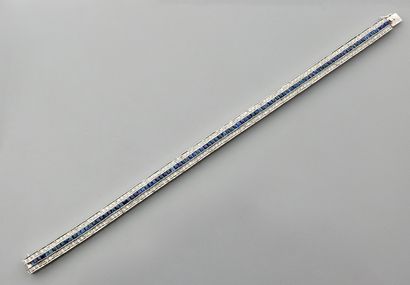 null Bracelet articulé en or gris, 750 MM, centré d'une ligne de saphirs entre deux...