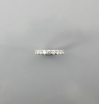 null Alliance en or gris, 750 MM, soulignée de diamants, total 1,30 carat environ,...