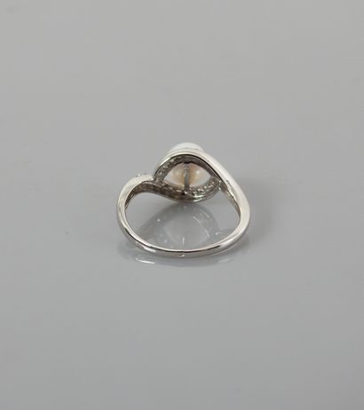 null White gold ring, 750 MM, set with a cultured pearl in the center of diamonds,...