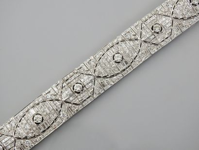 null Bracelet plat, articulé en or gris, 750 MM, recouvert de diamants taille brillant...