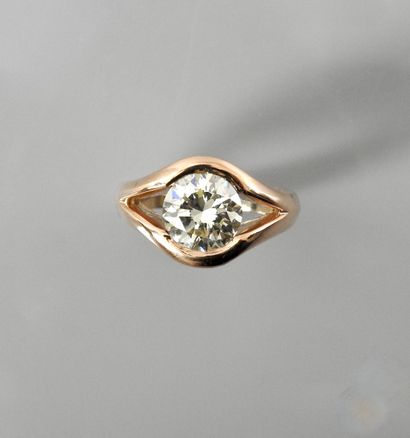 null Bague solitaire en or jaune, 750 MM, ornée d'un diamant pesant 2,82 carats présumé...