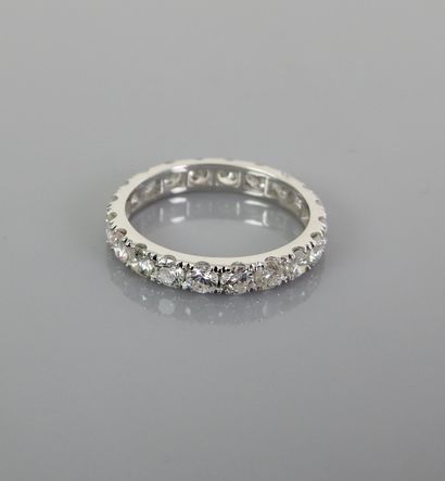null Alliance en or gris, 750 MM, soulignée de diamants, total 1,30 carat environ,...