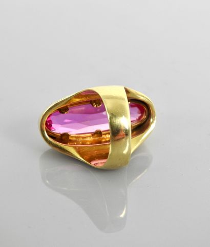 null Yellow gold ring, 750 MM, violet stone, size: 48, weight: 10,8gr. gross.