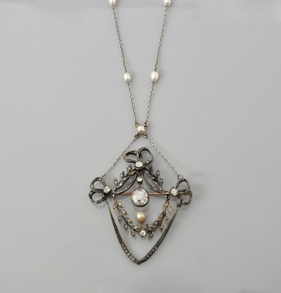 null 
Collier en , argent 925 MM, ponctué de petites perles portant un motif de guirlandes...