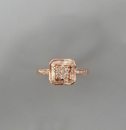 null Bague en or rose, 750 MM, recouverte de diamants taille baguette et taille brillants,...