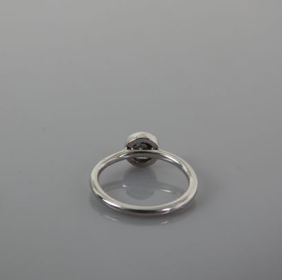 null Bague solitaire en or gris, 750 MM, ornée d'un diamant pesant 0,75 carat environ...