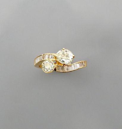 null Bague en or jaune, 750 MM, ornée d'un diamant rond face à un diamant ovale portés...