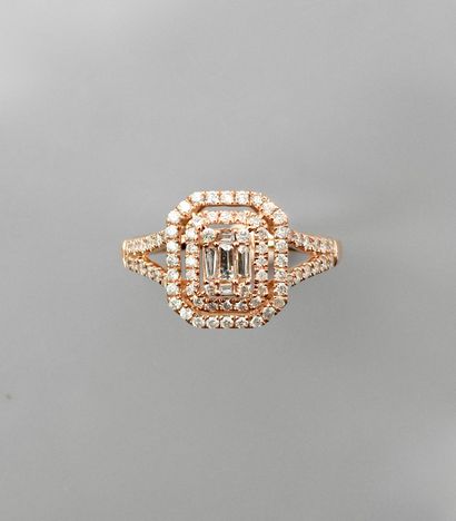 null Bague dessinant un plateau à pans coupés d' or rose, 750 MM, recouverte de diamants...