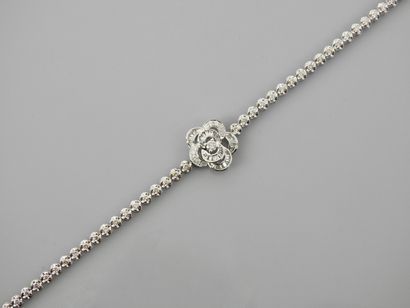 null Bracelet Ligne en or gris, 750 MM, souligné de diamants et centré d'une fleurette...