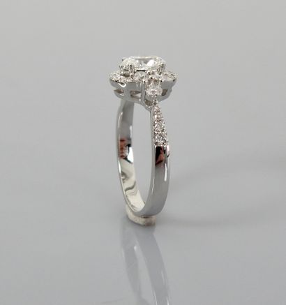 null Bague en or gris, 750 MM, ornée d'un diamant taille ovale pesant 0,50 carat,...