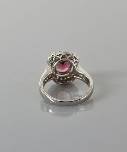 null Bague en or gris, 750 MM, centré d'une tourmaline rose ovale pesant 2,51 carats...