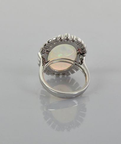 null Bague en or gris, 750 MM, ornée d'une opale pesant 6 carats environ dans un...