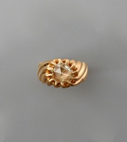null Bague Jonc en or jaune, 750 MM, décor de godrons centré d'un diamant taille...