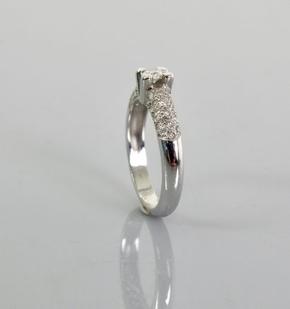 null Bague solitaire en or gris, 750 MM, ornée d'un diamant pesant 0,35 carat environ...
