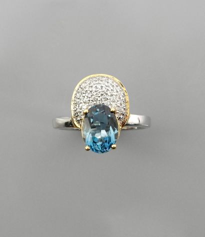 null Ring in silver 925 MM, decorated with a blue topaz oval against a pavement of...