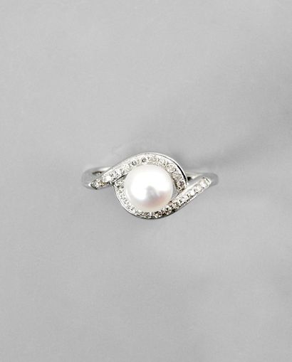 null White gold ring, 750 MM, set with a cultured pearl in the center of diamonds,...