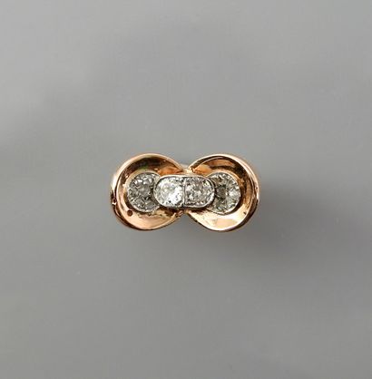 null Bague Ruban en or jaune 750MM et, platine 900 MM, ornée de diamants, vers 1940,...