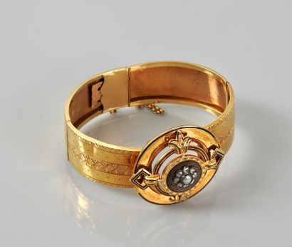 null 
Bracelet articulé en or jaune, 750 MM, entièrement gravé, appliqué d'émail...