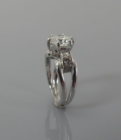null Bague solitaire en or gris, 750 MM, centrée d'un diamant taille brillant pesant...