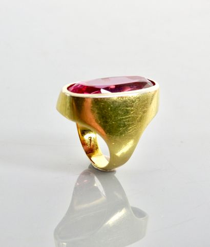 null Yellow gold ring, 750 MM, violet stone, size: 48, weight: 10,8gr. gross.
