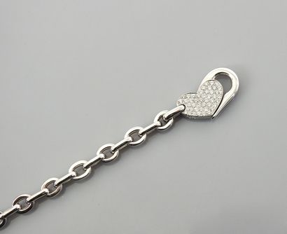null Gê. Bracelet en or gris, 750 MM, centré d'un motif en coeur servant de fermoir,...